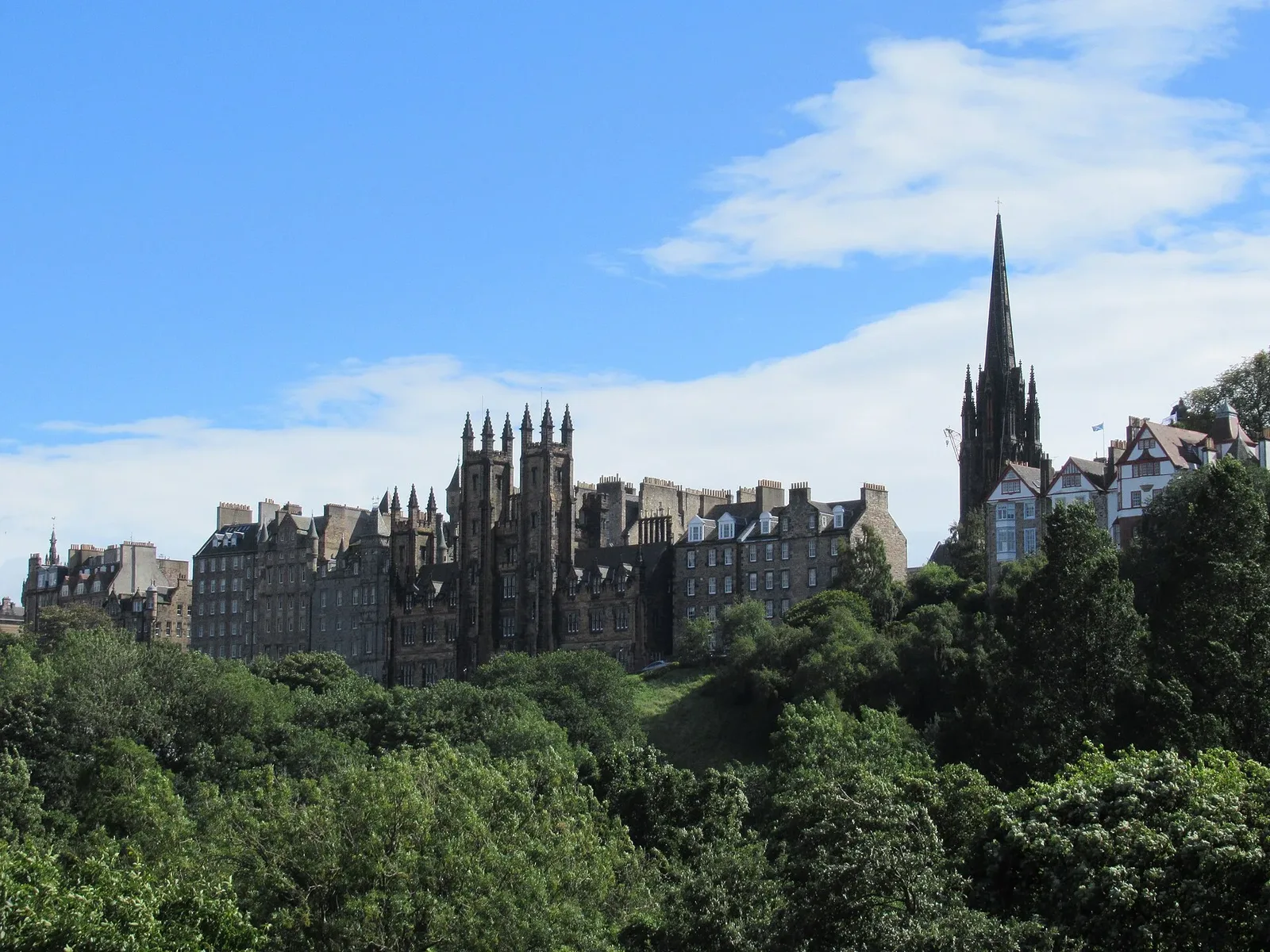 Stare Miasto w Edynburgu. Pociągi ScotRail przyjeżdżają na dworzec Waverley w dolinie u jego stóp, kilka minut pieszo od Royal Mile.