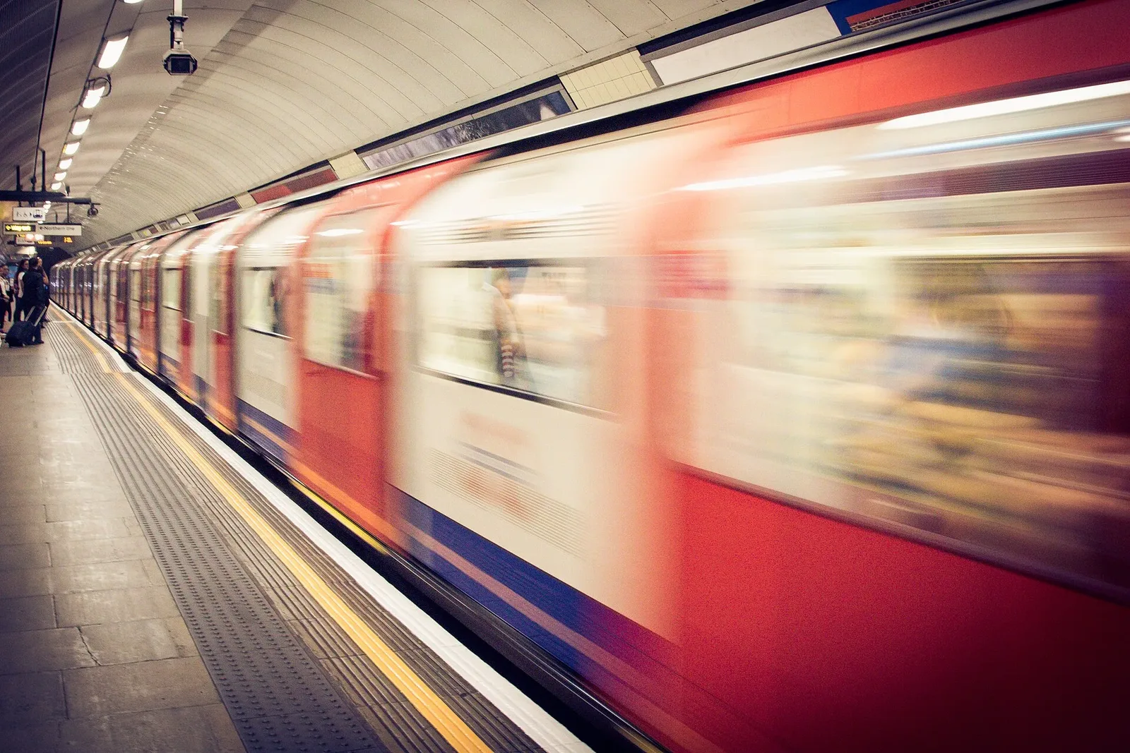 Pociąg londyńskiego metra wjeżdża na stację. W TfL Go od razu widać, czy linia ma dziś zakłócenia.